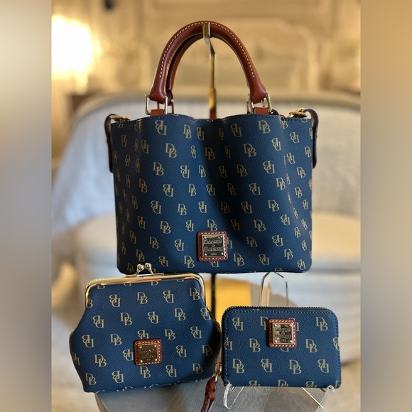 Dooney and Bourke Gretna Mini Barlow in NAVY with 2 wallets - Picture 1 of 9
